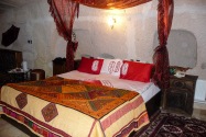 09-cavehotel